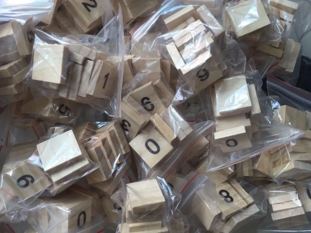 10bags z 10pcs/bal prírodného dreva a farebné lakované drevené obklady, drevené čísla formulár 0 až 9 za balík