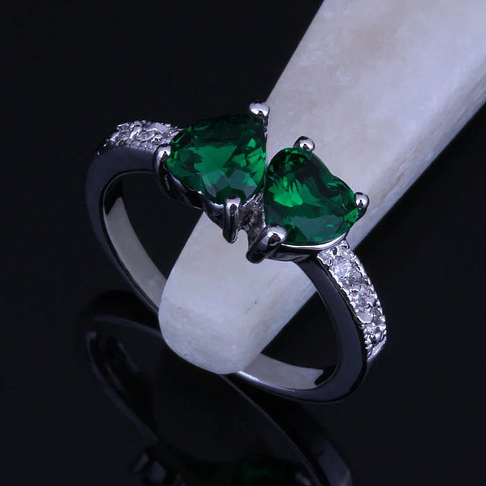 Top Kvalita 925 Pečiatka Strieborná Farba Svadobné Šperky Romantické Srdce Zelená imitácia Emerald CZ Prstene pre Ženy J0201