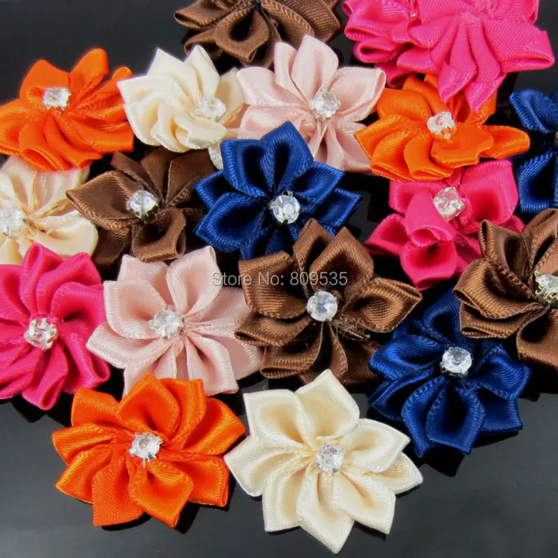 40Pcs Ručné Malé Textílie Satin Kvety s Drahokamu Appliques Šitie Svadobný Odev, Doplnky, Kvety 2.8 cm