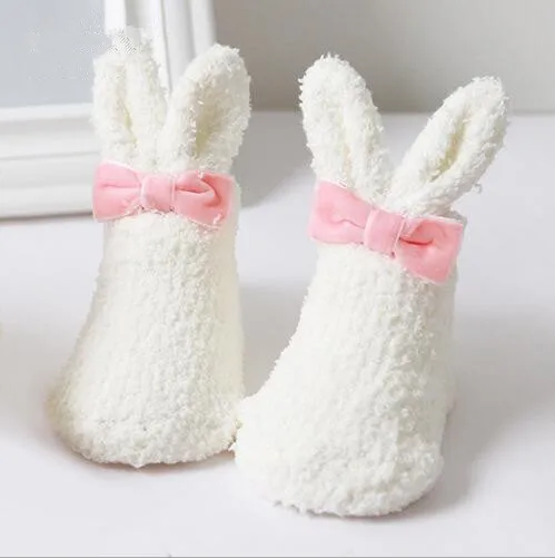 Nové Baby ponožky krásne konkávny tvar coral velvet králik dlhé ucho baby ponožky sladké sladké dievča zahusťovanie teplé non-slip ponožky