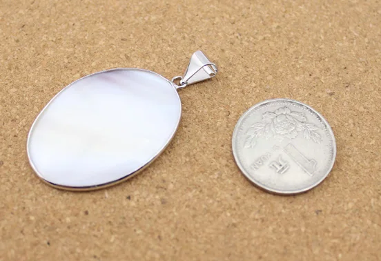 SAUVOO 1pc Veľkého Bieleho Plášťa Prívesok 30X50mm Oválne Mesiac Pearl Shell s 4 mm Kauciu pre DIY Náhrdelník Šperky Čo Zistenia