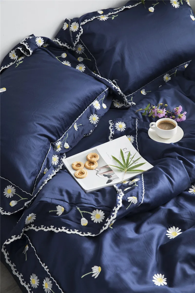 Biela modrá posteľná bielizeň z Egyptskej bavlny Sady Malé daisy výšivky Obliečky Kryt Plochý List Kráľovnej King size 4pcs bielizeň nastaviť