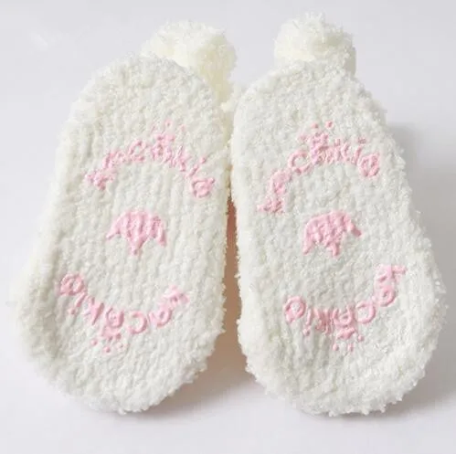 Nové Baby ponožky krásne konkávny tvar coral velvet králik dlhé ucho baby ponožky sladké sladké dievča zahusťovanie teplé non-slip ponožky